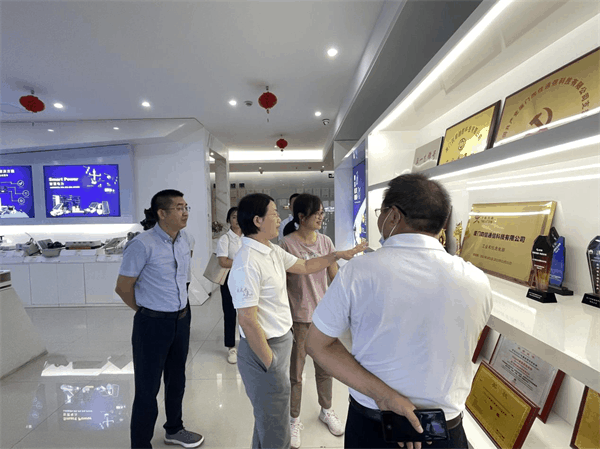 張書記一行聽取了我司領(lǐng)導關(guān)于四信發(fā)展歷程、技術(shù)創(chuàng)新、市場發(fā)展、產(chǎn)品研發(fā)能力等情況1