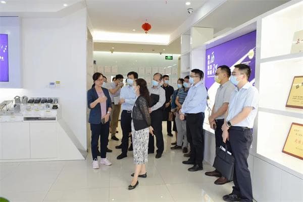 廈門市副市長張志紅帶領(lǐng)市工信局、火炬管委會和集美區(qū)政府等有關(guān)單位負(fù)責(zé)同志蒞臨四信，對四信現(xiàn)階段科技成果、未來發(fā)展規(guī)劃等情況進(jìn)行調(diào)研，我司領(lǐng)導(dǎo)熱情接待，充分展示四信在物聯(lián)網(wǎng)行業(yè)的領(lǐng)先優(yōu)勢。