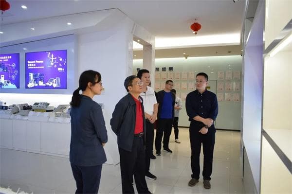 集美大學(xué)校長李清彪一行院校領(lǐng)導(dǎo)到訪四信，在我司領(lǐng)導(dǎo)的陪同下對我司的發(fā)展歷程、主營業(yè)務(wù)、研發(fā)實(shí)力和人才培養(yǎng)等方面做實(shí)地考察