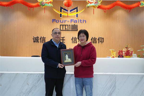 集美大學(xué)校長謝潮添與四信公司領(lǐng)導(dǎo)合影留念現(xiàn)場圖2